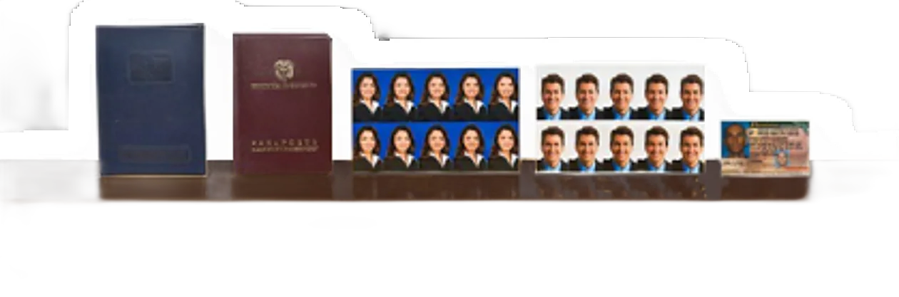 Deux passeports, deux planches de photos d'identité et une carte posés sur une étagère en bois foncé devant un fond blanc.